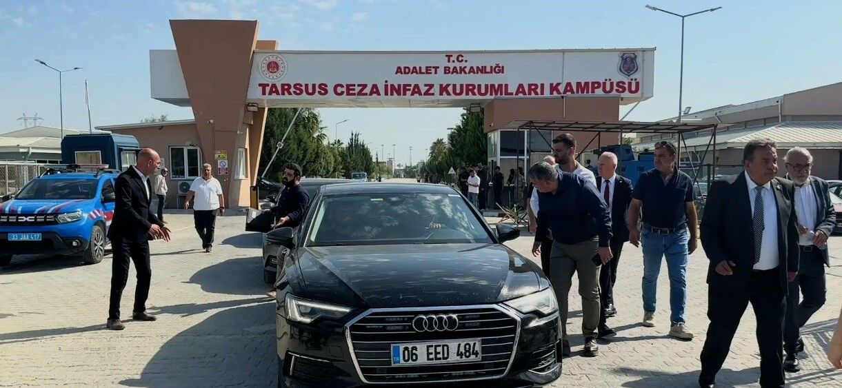 Özgür Özel tutuklu belediye başkanlarıyla görüştü!