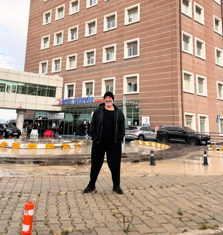 Cem Yılmaz tedavi gördüğü hastaneye geldi