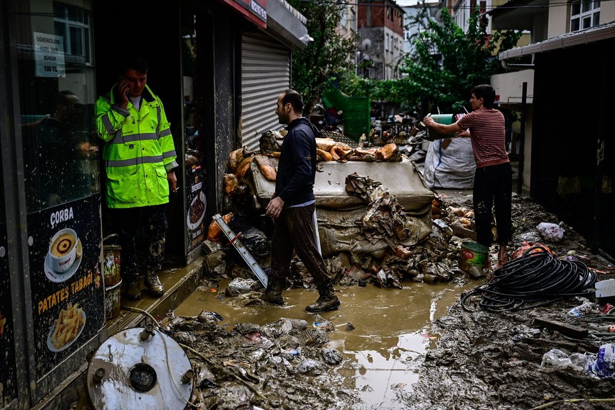 Aa 20261016 42774948 42774939 Istanbulda Saganagin Ardindan Hasarin Izleri Siliniyor (1)
