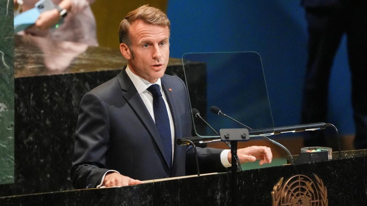 Macron In Un Reu 2400426